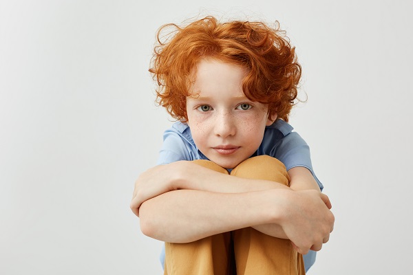 Bambino soffre di afasia infantile.